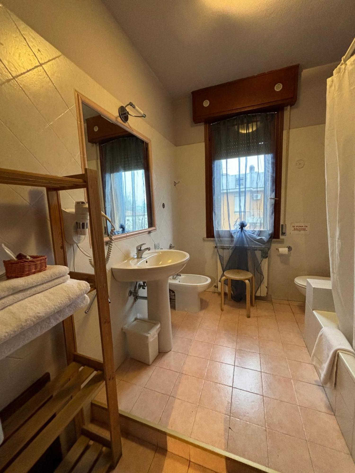 Viamilano25 Bed and Breakfast Mirandola Exteriör bild